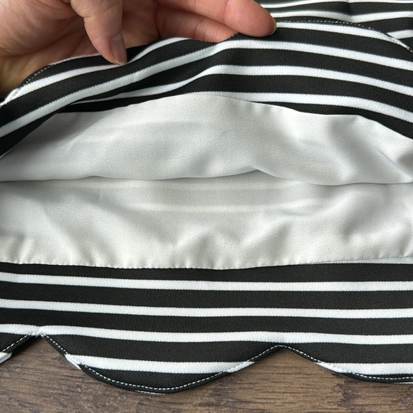 Necessary Objects Cropped Scalloped Hem Sleeveless Top in Sz Medium - Picture 5 of 7